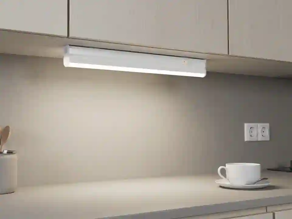 Rozsvícené LED svítidlo T5 osvětlující pracovní desku kuchyňské linky